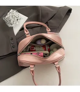 Vue de dessus du sac bowling rose ouvert montrant l'intérieur spacieux avec accessoires
