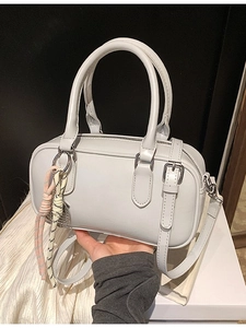Schicke Vintage Boston Tasche in Hellgrau mit Reißverschluss und gewebten Anhängern