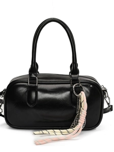 Vintage schwarze Boston Tasche aus glänzendem Kunstleder mit Tennis-Schläger-Anhänger