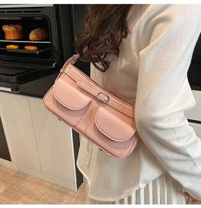 Détail du sac porté épaule rose brillant avec double poche à rabat et boucles argentées