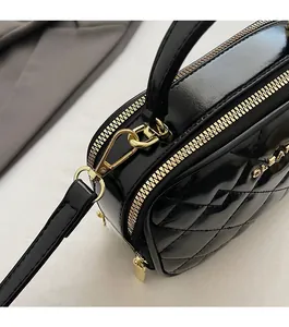 Détails des fermetures éclair dorées et accessoires sur un sac noir matelassé