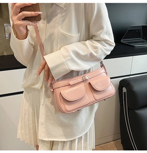 Sac sous l'aisselle en cuir verni rose avec deux poches à rabat et fine bandoulière