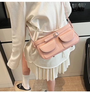 Sac sous le bras en cuir PU rose avec double poche avant et boucles en argent