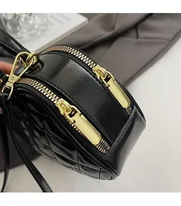 Détails macro des fermetures éclair dorées sur un sac en cuir noir matelassé chic