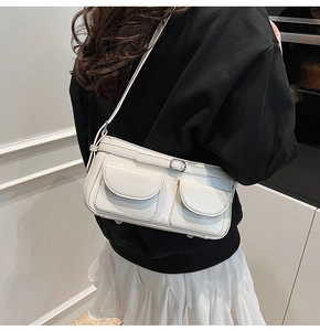 Vue détaillée du sac à bandoulière blanc cassé avec doubles poches à rabat et boucles en métal