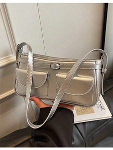 Sac sous le bras chic argent métallisé avec doubles poches et bandoulière ajustable