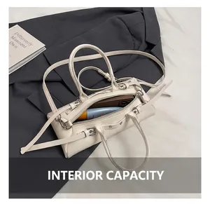 Detalle del interior del bolso Boston blanco mostrando gran capacidad para móvil y cosméticos