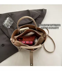 Vista dall'alto dell'interno spazioso della borsa a secchiello in pelle beige con zip