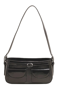 Sac sous le bras en cuir verni noir brillant avec boucles et poches à rabat