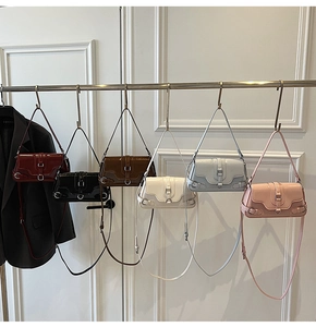 Collection de sacs à bandoulière en cuir verni brillant en six couleurs et boucles
