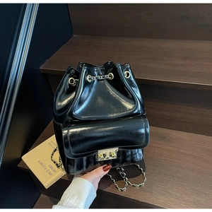 Détails d'un sac à dos seau noir brillant avec bretelles en chaîne dorée