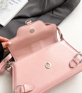 Detailed view of the convenient magnetic snap closure on the pink faux leather shoulder bag