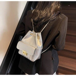 Sac à dos seau en cuir verni argenté avec bandoulière chaîne et détail boucle dorée