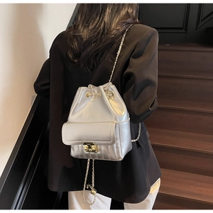 Sac à dos seau argenté avec cordon de serrage, chaînes dorées et fermoir pivotant