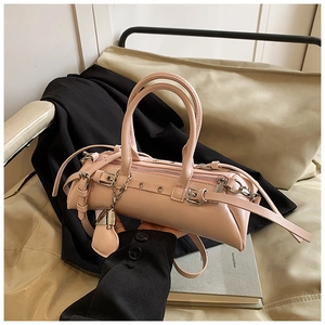 Bolso cilíndrico de cuero PU rosa con colgante de corazón, hebillas de metal y remaches