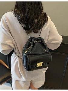 Sac à Dos Seau en Cuir PU Brillant à la Mode pour Femmes Bandoulière Chaîne Dorée Fermeture Cordon Sac à Épaule Matelassé Petit Sac à Dos de Navette