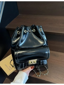 Sac à dos seau noir brillant avec cordon de serrage et bretelles en chaîne dorée