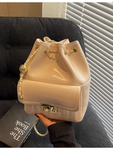 Sac seau chic en similicuir crème avec bordure en laine d'agneau et chaîne d'or
