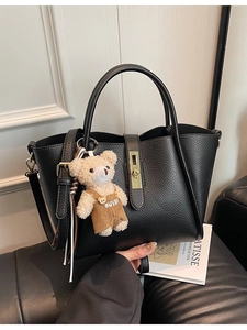 Borsa a Secchiello in Pelle PU da Donna Minimalista Borsa a Tracolla Con Chiusura a Serratura e Ciondolo Orsetto di Peluche Borsa a Mano