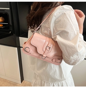 Détail d'un sac sous les bras en cuir PU rose brillant avec boucles argentées sur modèle