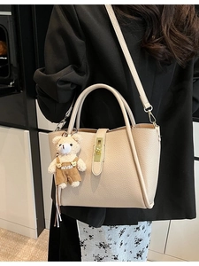 Secchiello beige motivo litchi con ciondolo a orsetto e dettagli dorati chic