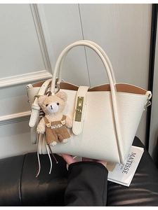 Borsa tote beige motivo litchi con serratura dorata e ciondolo orsetto moda