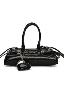 Bolso baguette negro brillante estilo Y2K con colgante de corazón y detalles plateados