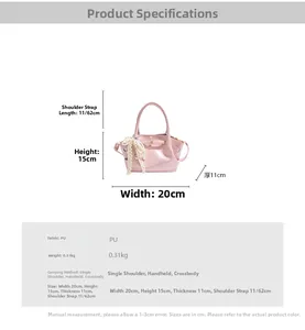 Rosa Retro-Korb-Tasche mit Perlenbogen und Maßen 20x15x11cm auf weißem Hintergrund