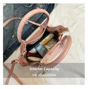 Innenansicht der rosa Lackledertasche mit Platz für Handy und Kosmetikartikel
