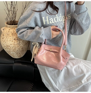 Rosa glänzende Handtasche aus Lackleder mit Spitzenanhänger in Vintage-Szenerie