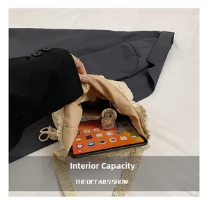 Großzügiges Innenfach einer beigen gewebten Beuteltasche mit Tablet und Kosmetik