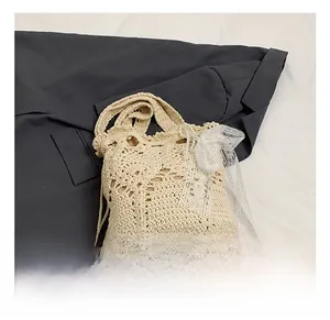 Detailaufnahme der handgewebten Beuteltasche mit Blumenmuster und Perlen-Schleifen-Dekor