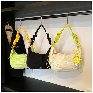 Vue détaillée de sacs nuages froncés en nylon vert néon, noir et blanc crème chic