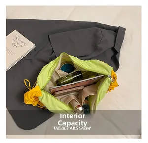 Vue détaillée de l'intérieur spacieux du sac à bandoulière avec poches de rangement
