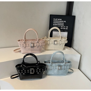 Dettaglio di borse tote colorate con cinture a occhielli su display minimalista