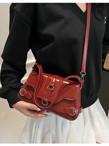 Sac sous le Bras en Cuir PU Brillant Vintage pour Femmes Sac à Épaule Bandoulière Tendance avec Boucle de Ceinture Matériel en Argent Sac à Main Carré