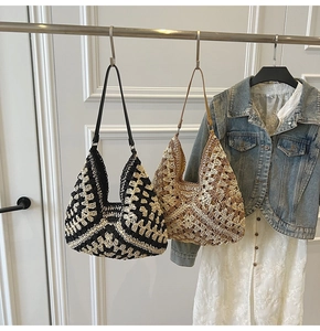 Gros plan détaillé de sacs cabas au crochet faits main avec motifs géométriques et anses en cuir
