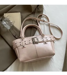Dettaglio della borsa tote in pelle PU beige con fibbia decorativa e occhielli