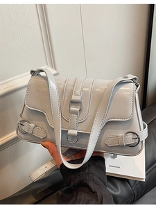 Sac bandoulière chic en cuir froissé bleu clair avec boucle argentée et rabat élégant