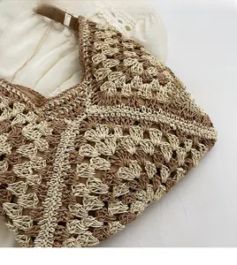 Détails macro du motif au crochet et de la texture du sac à bandoulière bohème