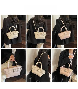 Dettagli della borsa tote in ecopelle con fibbie metalliche e tracolla regolabile