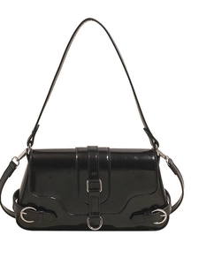 Sac sous le bras noir brillant avec boucle métallique et design rectangulaire rétro chic