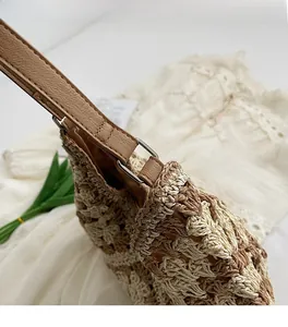 Détail du sac tissé montrant le motif au crochet et la bandoulière en cuir avec anneau en D