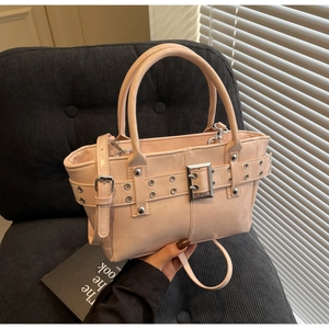 Dettaglio della borsa tote in pelle PU rosa chiaro con occhielli e fibbie in metallo