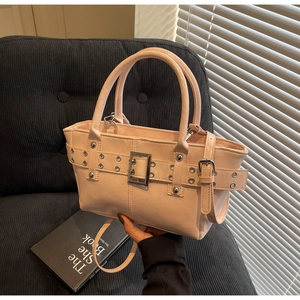 Dettaglio della borsa rosa chiaro con occhielli in metallo e fibbie argentate
