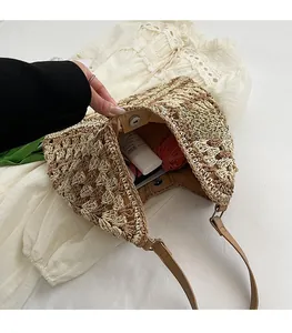 Détail intérieur du sac tissé avec fermoir magnétique et doublure en tissu