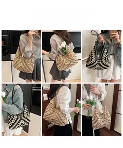 Détails montrant la texture crochetée et la bandoulière en cuir brun du sac porté épaule