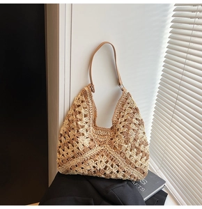 Détail du sac bohème en paille avec motif tissé ajouré et bandoulière en cuir