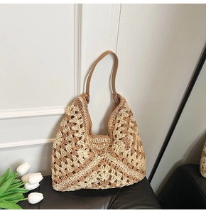 Détail du sac tissé montrant la texture en maille beige et la bandoulière en cuir