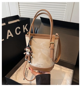 Déballage d'un sac seau chic motif marbre avec charm d'ours et coffret cadeau
